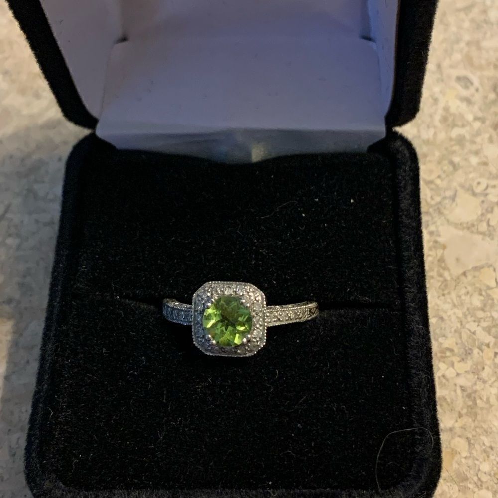 ๐
บsterling Silver with faux diamonds and faux center stone